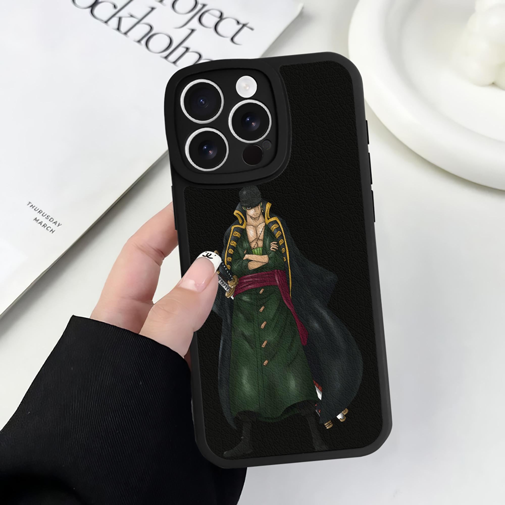 （画像用） ワンピース ロロノア・ゾロ ONE PIECE Roronoa Zoro 【iPhone 16シリーズ対応】シリコンスマホケース（レザー調） 材質：シリコン